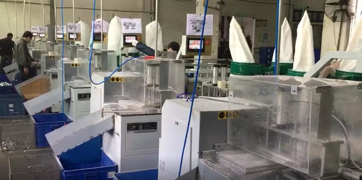 圖片|客戶現(xiàn)場(chǎng)8臺(tái)全自動(dòng)鋁材切割鋸切割唯美畫(huà)面